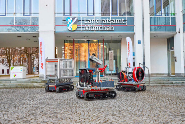 Multifunktionaler Roboter mit Raupenfahrwerk: 100. RTE Robot geht nach München 2 UEbergabe 100 RTE Robot 14012025 Produkte