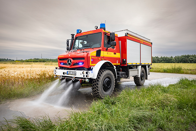 Dank der vier Frontsprühdüsen unter der vorderen Stoßstange des Unimog U 5023 der Feuerwehr Lünen ist auch das Überfahren flacher, brennender Vegetation möglich. Bild: © Daimler Truck AG