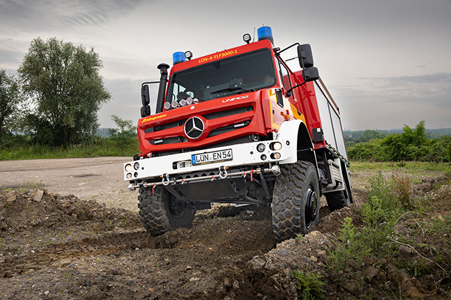 Die hohe Achsverschränkung von bis zu 30° zur optimalen Geländeanpassung wird im Unimog U 5023 durch einen verwindungsfähigen Rahmen mit Dreipunktlagerung von Fahrerhaus, Motor und Getriebe sowie die Achsaufhängung mit Schubrohrtechnik, Querlenker und Schraubenfedern ermöglicht. Bild: © Daimler Truck AG