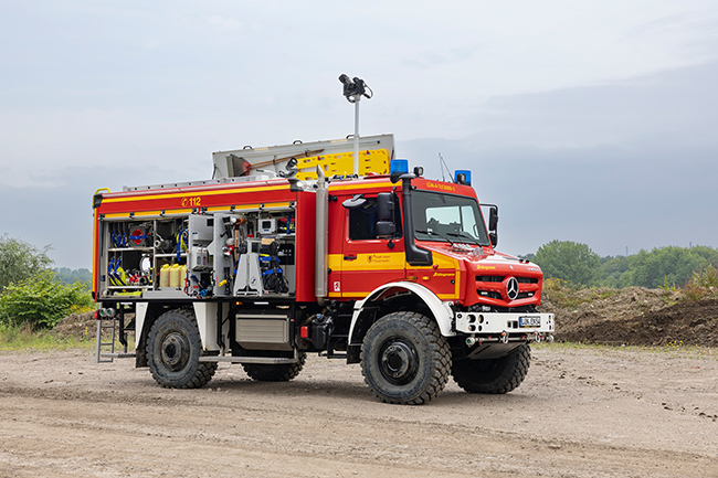 Die vier seitlichen Geräteräume bieten Platz für umfangreiche feuerwehrtechnische Beladung wie Schläuche, Strahlrohre, Atemschutzgeräte, Werkzeuge und einen Stromerzeuger. Bild: © Daimler Truck AG