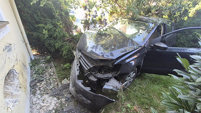PKW landet nach Kollision mit Hausmauer in Garten 1 Verkehrsunfall in Hörmsdorf (Marktgemeinde Eibiswald)