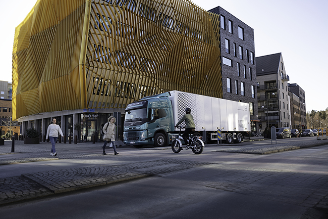 Volvo Group: erste Sicherheits-App für Elektro-Lkw mit AR-Technologie
