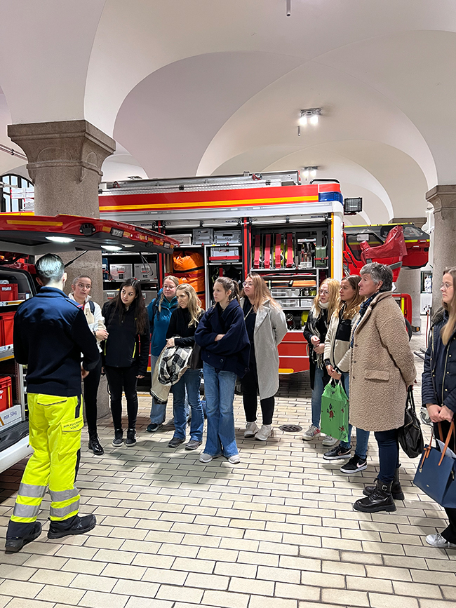 Werkfeuerwehrverband Bayern e.V.: 1. Treffen der Frauen in München 6 Werkfeuerwehrverband Bayern e.V.: 1. Treffen der Frauen in München. Rundgang