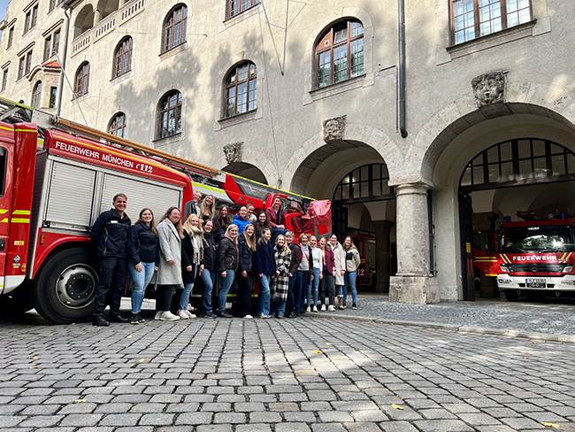Werkfeuerwehrverband Bayern e.V.: 1. Treffen der Frauen in München 8 Werkfeuerwehrverband Bayern e.V.: 1. Treffen der Frauen in München. Vor der Hauptwache