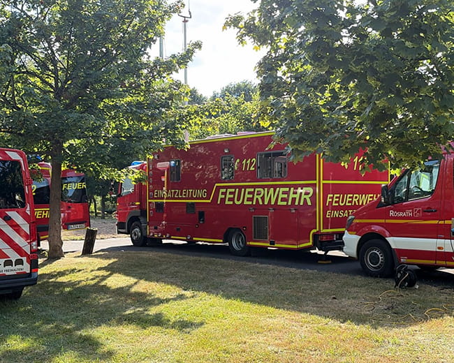 Waldbrand in der Wahner Heide - Feuerwehr Rösraht mit bis zu 200 Einsatzkräfte im Einsatz 1 Waldbrand WahnerHeide Einsatzleitung