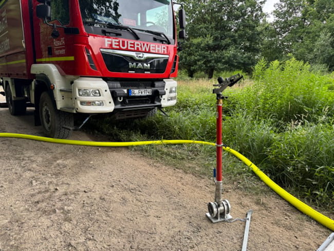 Waldbrand in der Wahner Heide - Feuerwehr Rösraht mit bis zu 200 Einsatzkräfte im Einsatz 4 Waldbrand WahnerHeide Kreisregner