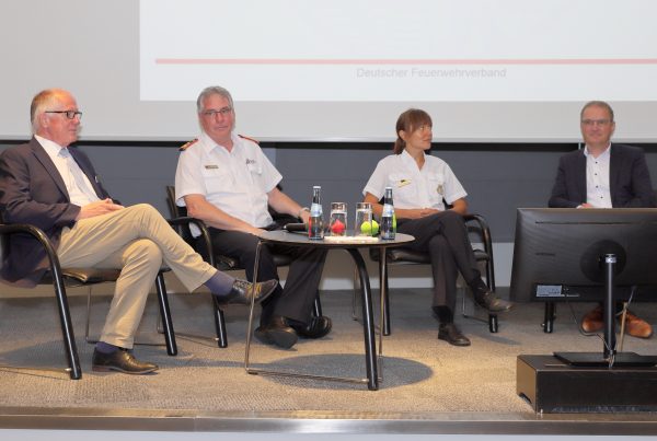 DFV-Präsident Banse: "Gewalt kann alle Einsatzkräfte täglich treffen!" 2 Wittschurky Banse Dressler Manke hla K