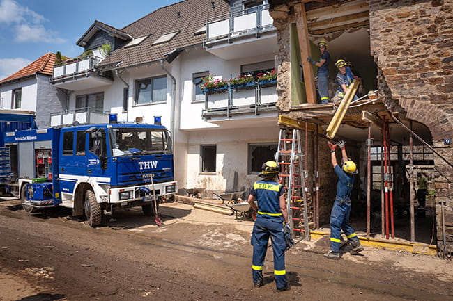 Starkregen Bernd 2021: Der größte THW-Einsatz 1 Zerstoertes Haus abstuetzen THW Yann Walsdorf s