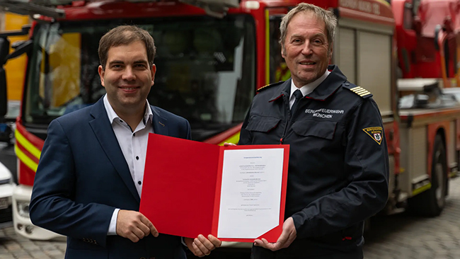 Start der „Munich Fire Science Partnership“ 1 Munich Fire Science Partnership - zwei Herren zeigen Vereinbarung