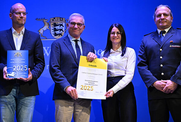 Liebherr Hydraulikbagger GmbH als ehrenamtsfreundlicher Arbeitgeber im Bevölkerungsschutz ausgezeichnet 2 Liebherr-Hydraulikbagger GmbH erhält Auszeichnung
