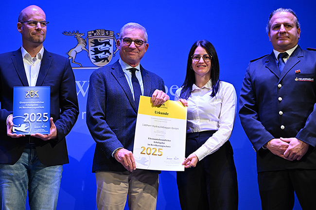 Liebherr Hydraulikbagger GmbH als ehrenamtsfreundlicher Arbeitgeber im Bevölkerungsschutz ausgezeichnet 1 Liebherr-Hydraulikbagger GmbH erhält Auszeichnung