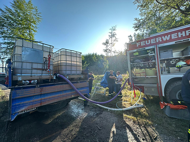 THW: Wassertransport bei Waldbrand