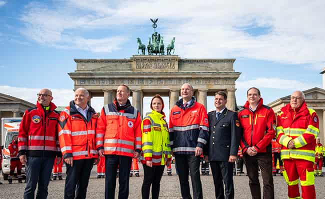 Protest vor dem Brandenburger Tor: Rettungsorganisationen fordern Nachbesserungen bei Notfallreform 2 wl Notfallversorgung retten001 s