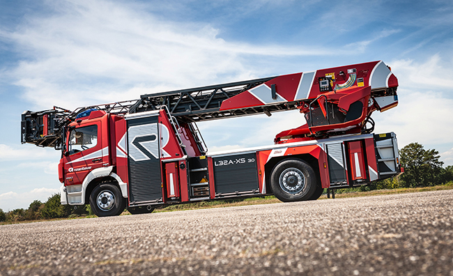 Von der Seite: Drehleiter Feuerwehr Bursa 